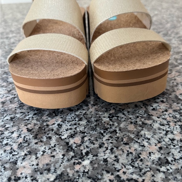 NWOT Reef Cusion Vista Higher Women's Platform Sandals in Gold - Picture 9 of 9